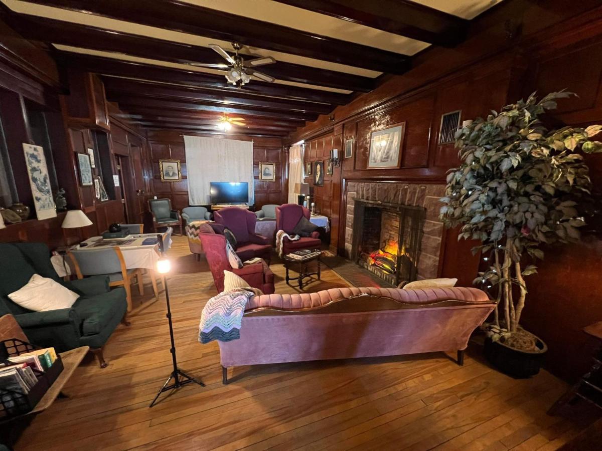 Red Rock Inn Ngoại thất bức ảnh